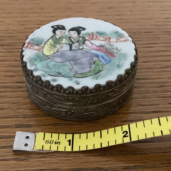 Vintage silver plated small porcelain trinket box - Picture 3 of 6